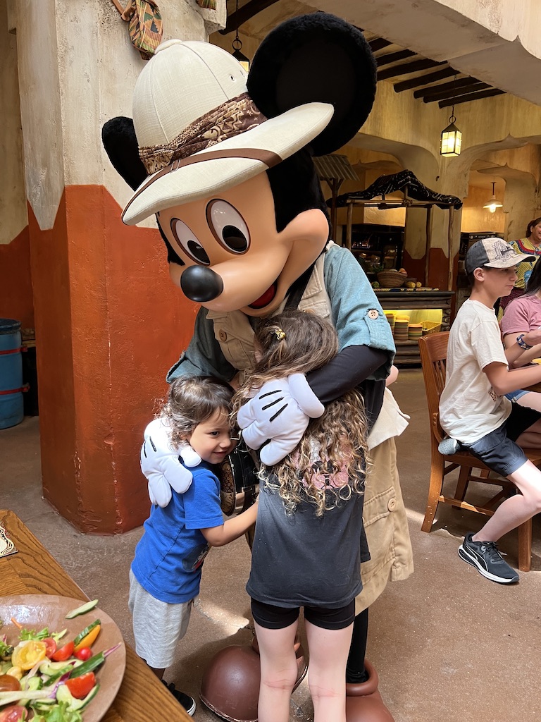 the-best-character-dining-at-disney-for-toddlers-make-reservations